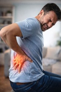 Bel fıtığı ağrısı çeken insan